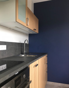 Un mur bleu & des carreaux ciment pour donner du peps à la cuisine