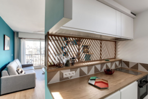 Une claustra graphique entre cuisine et salon, idéale dans un studio