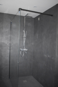 Une douche italienne en béton ciré anthracite