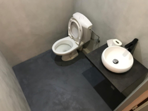 Les toilettes rénovées en béton ciré
