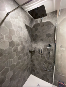 Douche avec Carrelage Hexagonal